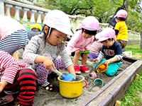保育園 砂場遊び